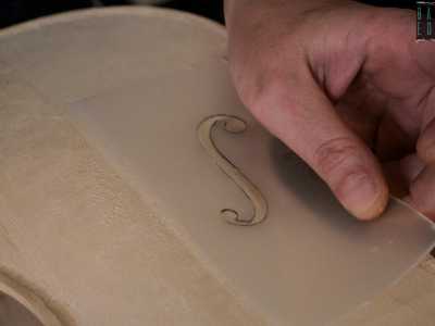E dopo aver inserito il filetto di tre diverse essenze di legno, Ester incide con un coltellino le due �effe� in corsivo, ovvero le fessure a forma della lettera dell�alfabeto da cui esce il suono